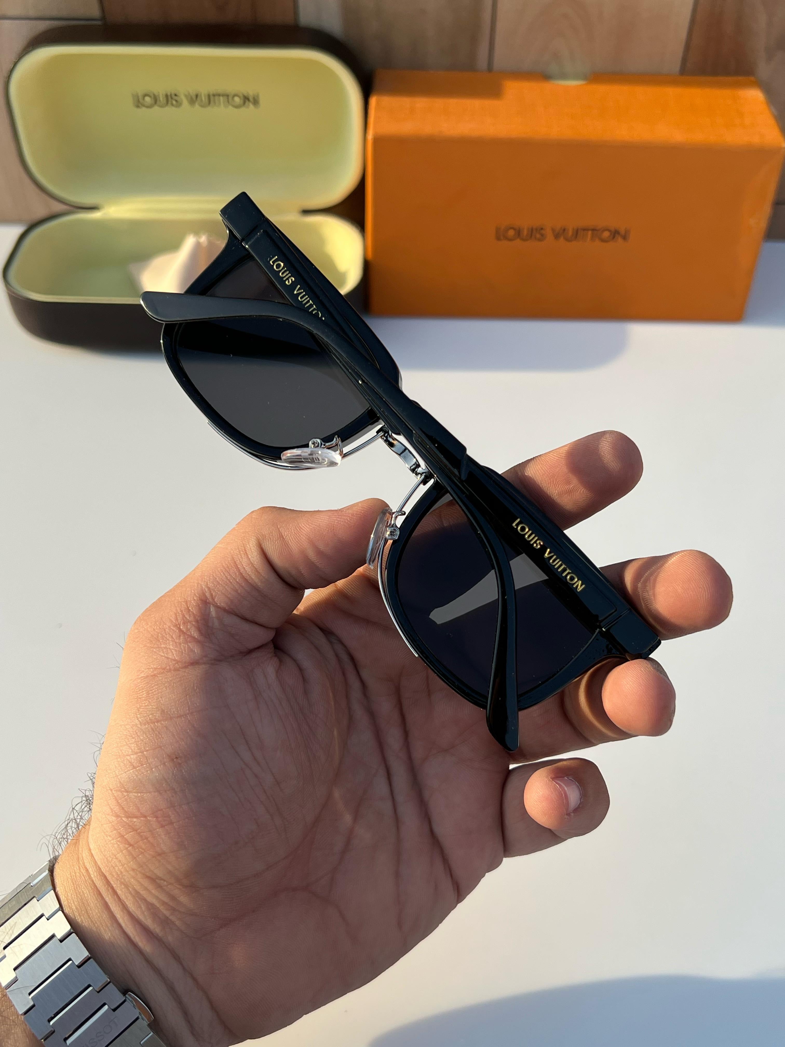 L vuitton 1008 black silver A